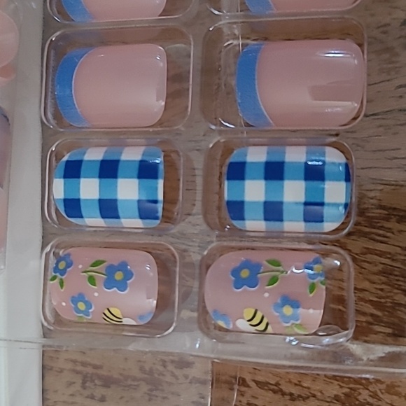 2/$16 Plaid & Flowers Press On Nails - Picture 10 of 10